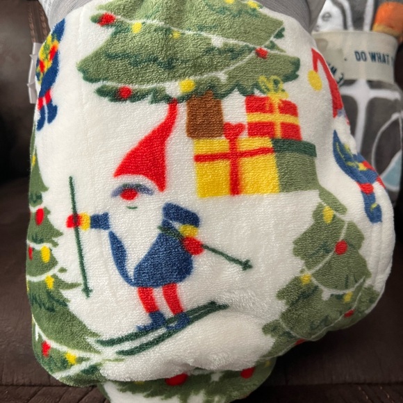 NWT Bundle of 2 Soft Throws - Life is Good and Kringle Express Christmas - Picture 10 of 10